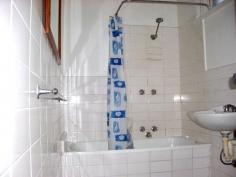 4/372 Church Street Richmond VIC 3121 Available now To Let $300 pw 1 Bedroom City Pad ** AVAILABLE NOW ** This perfectly situated,spacious 1 bedroom apartment comprises of lounge room, separate kitchen/meals area, bedroom with built in robes and large bathroom with laundry taps. But it doesnt stop there. This apartment also features x1 off street car park, heating and electric stove top. Within walking distance to both Bridge Road and Swan Street shops, cafes and public transport, this apartment is a perfect city pad for anyone looking to live within the hustle and bustle of Melbournes CBD.