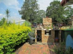 Tivoli, QLD, 4305 - Walkers Real Estate Good central location within a few minutes by vehicle to highway,
Riverlink shopping complex. Handy to Primary schools. Bus transport
available at door. Dwelling features 2 bedrooms, master with built-ins,
formal lounge, spacious kitchen with dining attached, large carport,
outdoor BBQ/recreation area. No flood. Space for a shed or pool. 818m2
allotment