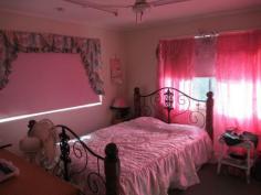 Tivoli, QLD, 4305 - Walkers Real Estate Good central location within a few minutes by vehicle to highway,
Riverlink shopping complex. Handy to Primary schools. Bus transport
available at door. Dwelling features 2 bedrooms, master with built-ins,
formal lounge, spacious kitchen with dining attached, large carport,
outdoor BBQ/recreation area. No flood. Space for a shed or pool. 818m2
allotment