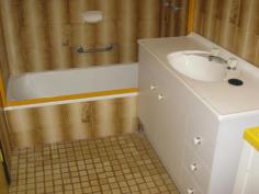 1/4 Wyangarie St Kyogle NSW 2474 BRING ME OFFERS ON KYOGLE 2 BR RENOVATED UNIT(S) Looking for a great renovated 2 bedroom brick & tile unit in Kyogle yet handy to shops, schools, hospital, golf & bowls? Individually strata titled in a block of 6, each unit has a carport to the side of the property & courtyard & clothesline area to the rear of the unit. Each unit also has a private courtyard entry. Ideal to live in or as a rental investment but hurry the Vendor is keen to clear his stock in order to move on to another project.