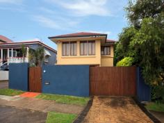 309 Cornwall Street GREENSLOPES Qld 4120 Quality living for students and professionals alike! * Owner pays electricity, gas, water, Foxtel and Internet. * Large A/C Rooms fully furnished with own TV * Open plan layout, Modern Kitchen. * 2 Storey - 6 Bedrooms and 2 bathrooms * Full electronic keypad access system. * Airconditioning and Foxtel in every Room Centrally located - close to Shopping Options, Bus and Cafés at Stones Corner, PA Hospital, Buranda Centro etc...