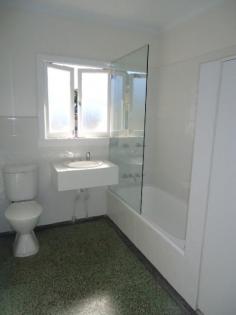 7/72 Racecourse Road Hamilton Qld 4007 AFFORDABLE NEAT AND TIDY UNIT IN GREAT LOCATION Features Include: - Two bedrooms - Mirror/shelf vanity in each room - Gas cooking - Ceiling fans - Bathroom with bath and shower - Communal laundry - On Racecourse Road, opposite shops, cafes and public transport - Great value for money