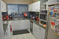 1/66 Spearwood Rd Sadadeen NT 0870 Take a look at this lovely, two bedroom unit that is close to schools, shops and transport. The open plan carpeted and tiled living/dining area is spacious with a reverse cycle air conditioner and also ducted evaporative air conditioning throughout. The kitchen has gas cooking, range hood, double sink, dishwasher and ample cupboard and bench space. The two bedrooms both feature carpet, built in robes and ceiling fans. The main bathroom has a separate bath to shower, vanity and the toilet is separate. Outside you have a great undercover area for entertaining, side gate access to your backyard, undercover carport at your front door and being an end unit, only one side neighbour. - See more at: http://www.professionals.com.au/real-estate/property/742635/for-sale/unit/nt/sadadeen-870/1-66-spearwood-road/#sthash.HeL9Ewid.dpuf
