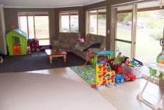 19 Dearle St Balingup WA 6253 $398,000 Property type: House Suburb: Balingup (profile) Region: Southern Land area: 0 sqm COUNTRY HOME All the hard work has been done. This three bedroom 2 bathroom home on a 1004sqm block was built by Country builders, and has beautiful views. Practical and stylish design, with open-plan living and windows encompassing views overlooking picturesque scenery of the hills and valley. For more information, please call either John or Sue on 97641089. 2011194826