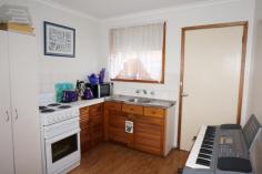 3/10 Gale Street, Glenorchy TAS 7010 Nestled in a quiet complex of seven units on the high side of the road is this great unit. It faces north hence features all day sun and it has a high frontage giving it a clear outlook and privacy. The unit features 2 double bedrooms, a kitchen with breakfast bar through to the lounge, an all in one bathroom/laundry and a separate toilet. There is an allocated carpark out the front of the unit and a visitors spot at the side of the unit. For the investors the rental potential is approx $195 pw. - See more at: http://www.whites.com.au/real-estate/property/749717/for-sale/unit/tas/glenorchy-7010/3-10-gale-street/#sthash.JhqsdmOj.dpuf