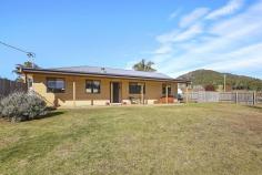 38 Thone Street Comboyne NSW 2429 MUST BE WORTH A LOOK Modern three bedroom home on large 931m2 level block of land. Would suit children or keen gardener or a great investment property. Three bay colourbond shed on concrete slab is a fantastic workshop or storage. Big side yard with easy access from the street. Call us today for your private inspection. General Features Property Type: House Bedrooms: 3 Bathrooms: 1 Land Size: 931 m² (approx) Indoor Features Built-in Wardrobes Air Conditioning Open Fireplace Outdoor Features Open Car Spaces: 3
