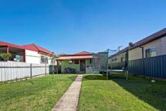 188 Douglas St Stockton NSW 2295 Located in a great part of Stockton this property is situated on a great
505m2 block offering back access. With great size rooms and large yard
this property is sure to impress. Offering solid timber flooring
throughout,neat and tidy kitchen and bathroom and plenty of storage.