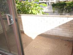 14/4-10 Darling Street KENSINGTON, NSW 2033 Located close to transport, shops and UNSW this 1 bedroom unit is ideal for the young students, combined lounge dinging area, modern kitchen, good bathroom, laundry, balcony and LUG. Read more at http://bondijunction.ljhooker.com.au/94HD1#vKs7Ry0QQZlbIAqo.99
