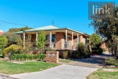 1/947 Padman Drive West Albury NSW 2640 AUCTION 20th October at 12.30pm This superb townhouse is perfectly
located with direct access to Albury's CBD, close to medical facilities,
schools, Murray River foreshore and bike tracks. * Offering a clever light and bright floor plan with spacious living areas, heating and cooling, internal garage access * A well-appointed kitchen with dishwasher, two spacious bedrooms, master with walk-in robe, private court yard. * Being one of a pair on the block retirees or home makers and investors will be suited to this quality townhouse.