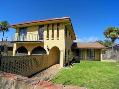 140 Matthews Avenue, ORANGE, NSW 2800 This brick & tile roof home enjoys a handy location where you are close to the nearby Bletchington Public School, not too far from the centre of town or you can shop at the new North Orange shopping centre. You will be impressed with all the space including a wide entry foyer & a large separate sitting room which has enough room for a dining room suite. The updated kitchen has a 2 door pantry, 5 burner natural gas cook top, a range hood & under bench electric oven. There is an adjoining meals area & a family room with a sunny north aspect for all the winter sun so this area is naturally light. The master bedroom has a retreat or study & 3 of the bedrooms have built-ins & you will find plenty of built-in storage cupboard space.