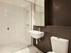 2002/200 Spencer Street Melbourne VIC 3000 Bargain of the year! Located on the 20th floor, this 2 bedroom apartment : Comprising of built in robes, a modern kitchen with stainless steel gas appliances, a sparkling modern bathroom, Euro laundry, reverse cycle heating/cooling, intercom and 1 secure car space! An East Facing balcony with City Views. Downstairs you will find everything waiting for you, Southern Cross station, trams, DFO, Coles, Crown Casino, South Bank Restaurants, and entertainment venues. The Building features a 12mt lap pool, gym, sauna and BBQ area. What more could you want? General Features Property Type: Apartment Bedrooms: 2 Bathrooms: 1 Outdoor Features Carport Spaces: 1 $538,000