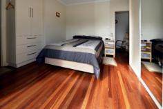 6/4 Alfred Avenue, Seaton SA 5023 $199,000 LIVE EASY HERE ! Well presented home unit. Stunning polished timber floors Modern kitchen facilities. Comfortable open plan living. Large bedroom with tidy bathroom facilities. Ducted cooling. Your own undercover parking Generous rear yard Walk to local shops and transport. A must see for singles and couples. MAKE AN OFFER - See more at: http://www.westlakesprofessionals.com.au/real-estate/property/670703/for-sale/unit/sa/seaton-5023/6-4-alfred-avenue/#sthash.ajfFT7JO.dpuf