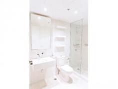 1011A/640 Swanston St Carlton VIC 3053 3 Bedrooms on the Highest Floor! Great for families, 1st home or setting up children for Melbourne Uni or RMIT! Located in the popular Carlton suburb, this architecturally designed apartment is within seconds to cosmopolitan Lygon Street, cafe life of Swanston Street and the CBD. The large apartment offers open plan lounge and dining area, modern kitchen with Smeg appliances and island bench, main bedroom with full ensuite and walk in robe, two double bedrooms both with built in robes. Extras include a large wrap around balcony, two undercover car parks and security intercom. Contact Tze Chan @ 0433 619 128 for more info. General Features Property Type: Apartment Bedrooms: 3 Bathrooms: 2 Building Size: 120.00 m² (13 squares) approx Indoor Features Ensuite: 1 Living Areas: 1 Toilets: 2 Built-in Wardrobes Outdoor Features Garage Spaces: 2 Balcony Other Features Built-In Wardrobes,Close to University,Close to Transport,Formal Lounge,Terrace/Balcony