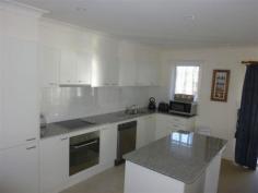 8/15 Mark Street Forster NSW 2428 > Immaculate first floor unit conveniently located approx 1 hour from Gloucester and within 300m to the waters edge along Little Street. > Featuring open plan kitchen/living/dining area, bathroom, internal laundry and separate toilet. > Modern fittings include grantie bench tops, dishwasher, reverse cycle air conditioning. > Enclosed private tiled deck and single lock-up garage.