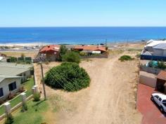 1/6 Sussex Place HALLS HEAD WA 6210 You won't find better than this development site in WORLD CLASS location! WHY YOU SHOULD BUY ME: - Huge 1118sqm block - Zoned R12.5/25 (potential 2 or 3 unit site) - Panoramic Ocean Views - Absolute BLUE CHIP location in quiet cul-de-sac - Just meters from the beautiful blue water of the stunning Indian Ocean - Couple minutes' walk from Doddy's Beach and Blue Bay - Only 2km from Mandurah Ocean Marina