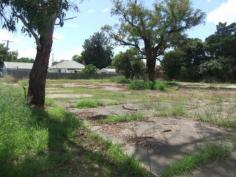1A York Street, SINGLETON NSW 2330 Commercial Development Site
Fully fenced 3123m² (approx.) site at rear of John Street, close to Gowrie Street Mall.
Excellent opportunity to purchase and develop for retail office space or bulky goods (STCA).
Asking price $690,000 for further information contact Allan Cruickshanks.
Read more at http://singleton.ljhooker.com.au/BPKF79#iMHhdeSVT1UhLucX.99