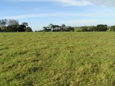 Booroobin, QLD, 4552 There are a number of level to gently sloping homesites overlooking the
senic rim to the Mary Valley. The majority of the land is bush with
several acres of high quality pasture, enough to raise a few cattle or
have your horses. View blocks of this quality are hard to find so
arrange an inspection today