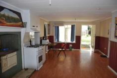 6 Carter Street Cammeray NSW 2062 Well presented 3 bedroom weatherboard cottage sited on a generous corner block in the main street. Easy stroll to shops, hotel and schools. Features open living area, kitchen with natural gas and combustion stove. Main bedroom with ensuite, R/C S/S air conditioner. Carport, garden shed, great yard area, vegie patch and shed.