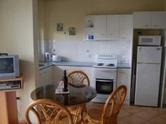4/76 Little Street Forster NSW 2428 195,000 WALLIS VIEW Vicki Bidner Vicki Bidner vickibidner@noblerealty.com.au 0423 551 467 * Ground floor one bedroom front unit in "Wallis View" facing Wallis lake * Combined lounge, dining and kitchen * Balcony to enjoy the views of Wallis lake * Being sold as fully furnished and currently used for holiday letting * Security gated parking * Communal laundry and BBQ area