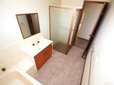 1/ 362 High Street Echuca Vic 3564 PROPERTY DETAILS $231,000 Spacious Unit in a Central Location Inspection Times: Sat 28/02/2015 10:10 AM to 10:30 AM Situated a 5 min walk from the centre of town, close to schools, hospitals and public transport, this immaculate brick unit is sure to impress. Upon entering the home you will be impressed by the spacious light filled living area. Boasting a reverse cycle refrigerated air conditioner and ceiling fan to assure comfort all year round. With 2 generously sized bedrooms, both with built in robes and ceiling fans. A renovated bathroom featuring shower, bath and separate toilet. A large kitchen with electric oven and plenty of storage. To the rear of the property, a 15 X 3 enclosed court yard with recently installed artificial grass, making this property highly livable and easy to maintain. The property also boasts a single car carport to the side and a single car park at the front. A perfect investment opportunity! With new carpets recently installed throughout, you can move straight in or rent it out!