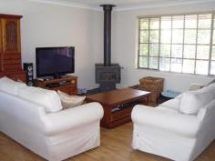 17 Stephens Place, BOWRAL, NSW 2576 FOR RENT: $395 PER WEEK This neat and tidy 3 bedroom home is located in a quiet cul-de-sac, with only minutes drive to Bowral CBD . The property features the following: - Modern bright kitchen with dishwasher - All three bedrooms with built in robes - Slow combustion fire place and gas point in lounge room - Single lock up garage - Large level fenced backyard. Pets will be considered on application. This property will be available from the 18th March 2015.