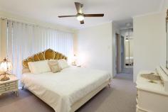1/12 Lakeshore Avenue Buderim Qld 4556 SPACIOUS BUDERIM DUPLEX Light & bright low maintenance ground level brick & tile comprising three bedrooms (master ensuite) plus separate lounge, dining and family/TV room. Single lock-up garage, private courtyard and adjacent guest parking. Opposite shops and a short walk to park with lake a great place to live. Property Features Ceiling fans Deck Electric Stove Hot Plate Material: Tiled Roof, Brick Plasterboard Rangehood Split-system Air-conditioning Style: Lowset, Contemporary