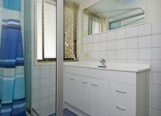 4/16 Andrews street Southport Qld 4215 $235,000 Very centrally located unit only a few minutes walk to Southport CBD, the Broadwater and the new light rail link. Griffith University, the new Gold Coast hospital and Surfers/Broadbeach are only a tram ride away. Quiet tree lined street, ground floor 2 bedroom unit with balcony off the kitchen/living area. Built in wardrobes in both bedrooms, separate laundry. 2 car spaces - tandem. Presently rented at $290 per week with low body corporate fees. Great investment or home. Property Features Property ID 12300913 Bedrooms 2 Bathrooms 1 Total car spaces 2