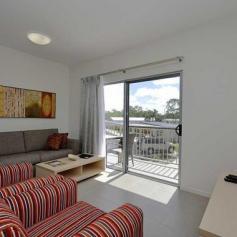 17/10 Prince Place Middlemount Qld 4746 $300.00 PER WEEK Property Outline Yes this town house has it all, 2 bedrooms 2 bathrooms fully furnished with all the modern comforts of home, all rooms air condirtioned with ceiling fans, shared pool and bbq area. Under cover parking, just bring food and clothing and your settled in. Property Specifics Property Type: Townhouse Cost: $300.00 Bond: $1,200.00 Bedrooms: 2 Bathrooms: 2