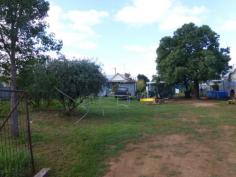118 Currajong St Parkes NSW 2870 $130,000 Develop & Prosper This 999sqm block is set in a great location on Currajong Street, has rear lane access and wide frontage. There is an old house that is currently rented. This is a great block for a townhouse or unit development subject to a DA. Blocks of this size and location are very rare. DETAILS ID #: 0000266269 Price: $130,000 Type: House Bed: 2 Bath: 1 Land Area: 999 sqm (approx)