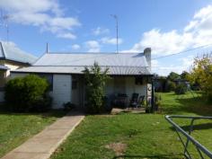 118 Currajong St Parkes NSW 2870 $130,000 Develop & Prosper This 999sqm block is set in a great location on Currajong Street, has rear lane access and wide frontage. There is an old house that is currently rented. This is a great block for a townhouse or unit development subject to a DA. Blocks of this size and location are very rare. DETAILS ID #: 0000266269 Price: $130,000 Type: House Bed: 2 Bath: 1 Land Area: 999 sqm (approx)