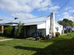 118 Currajong St Parkes NSW 2870 $130,000 Develop & Prosper This 999sqm block is set in a great location on Currajong Street, has rear lane access and wide frontage. There is an old house that is currently rented. This is a great block for a townhouse or unit development subject to a DA. Blocks of this size and location are very rare. DETAILS ID #: 0000266269 Price: $130,000 Type: House Bed: 2 Bath: 1 Land Area: 999 sqm (approx)