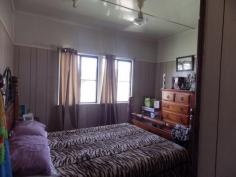 25 Bedwell St Yuleba QLD 4427 $190,000 COMFORTABLE 3 BEDROOM HOME Freshly painted home on large 802sqm corner block. 3 bedrooms all with built in cupboards and ceiling fans. Bathroom with shower over bath and vanity unit. Air conditioned lounge. Open plan kitchen and dining. Downstairs laundry with entertainment area at rear. Lock up shed with additional storage. Ample parking space. Property Snapshot Property Type: House Land Area: 802 m2