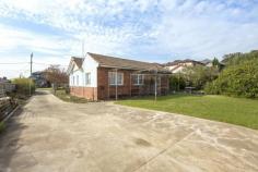 13 Batman St Aberfeldie VIC 3040 $2,000,000 - $2,200,000 Town Planning Approved For Six Townhouses What an impressive opportunity with this supersized allotment that is offered with the convenience of town planning approval. Plans highlight a mix of 2 and 3 bedroom designs with single and double garages. The delightful position with easy access to the Maribyrnong River parkland is complimented by the surrounding choice of all amenities. If you value location and potential this is a winning combination that should be not be missed. Features Workshop Reverse Cycle Air Con Fully Fenced Gas Heating Alarm System Air Conditioning Price Guide: $2,000,000 - $2,200,000 | Land: 1,318 sqm approx | Type: House | ID #533733