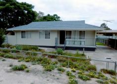 15 Hacket Cres Meningie SA 5264 $220 per week LOVELY 3 BEDROOM HOME Property ID: 11087983 This 3 bedroom home has open plan kitchen dining lounge with reverse cycle split system aircondioner and polished pine flooring. The 3 bedrooms are all carpeted & have no built-in robes. Bathroom has shower over bath & vanity. Toilet is separate. Separate laundry. Outside is low maintenance front garden, single carport & good size backyard. No shedding.
