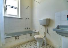 15 Jetty Rd Largs Bay SA 5016 $265 per week The Beach at your Door- upstairs two bedroom unit Property ID: 7746847 Upstairs, very spacious two bedroom unit in an ideal summer location. available for $265 p/w. Partly Furnished Carport at rear of the property for each. To view contact Lyn on 0404318556