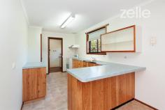 2/405 Ross Circuit Lavington NSW 2641 $200,000 This comfortable and easy living 2 bedroom townhouse is ready to move in, comprising open plan lounge & dining areas, a large main bedroom with built in robes, kitchen with pantry and built in cupboards, separate laundry with sink, tiled bathroom & separate toilet. Only minutes to most amenities, shopping at Lavington square, close proximity to Ross Circuit preschool and a number of other schools. Features: Braemar gas wall furnace, carrier refrigerated cooling, Westinghouse electric oven, ceiling fan, gas HWS.