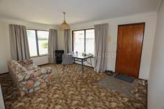 17/12-14 Hicks Street Esperance WA 6450 $180,000 This cosy Over 55's retirement unit is located in the popular Kooringa Village, a stones throw from medical facilities. The unit includes BIR's to the 2 bedrooms, reverse cycle airconditioning to dining/lounge, compact kitchen and private rear courtyard.