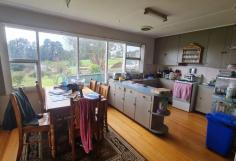 197 Main Road Meander TAS 7304 $340,000 3 Bedroom home set on 4500m2 (approximately). Open plan kitchen, dining and lounge. Wood heating warms the entire home. Large windows, bright and sunny throughout. Some polished Tas Oak flooring. 2 car carport, plus plenty of storage room. 2 workshops/studio Mountain views Set on over 1 Acre of land, with plenty of room for a few animals. Extensive gardens in place, to supplement the food budget!