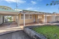 7A Prospect Street North Toowoomba QLD 4350 Located on Prospect Street, this property is conveniently located near schools, parks, and shopping centers. • tidy kitchen and bathroom • 3 built in bedrooms • separate lounge with polished timber floors • private northern courtyard- perfect for entertaining • large block provides the opportunity to renovate, extend, develop(subject to TRC approval) Currently rented for $365/week, lease ending 28/01/2025 The adjacent property at 9 Prospect St is also for sale, offering the opportunity to secure both sites for future development(subject to TRC approval). The home sits on a terraced 757m² allotment that enjoys views back across the city and backs onto parkland. A perfect opportunity for first home buyers, renovators, or investors.